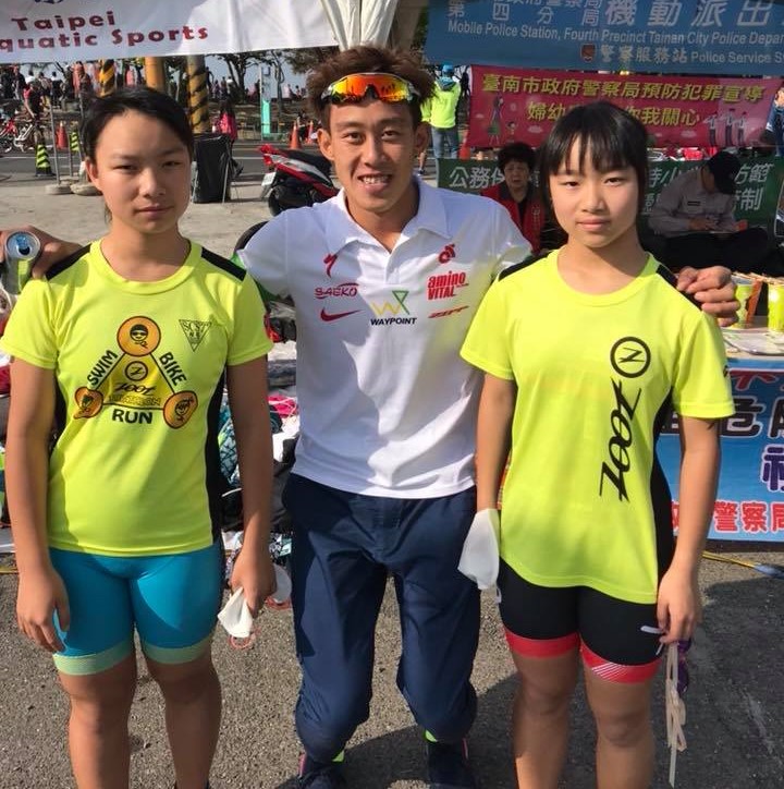 小婕(左)、小妤(右)與半程超鐵台灣紀錄保持人張團畯(中)一同合影。