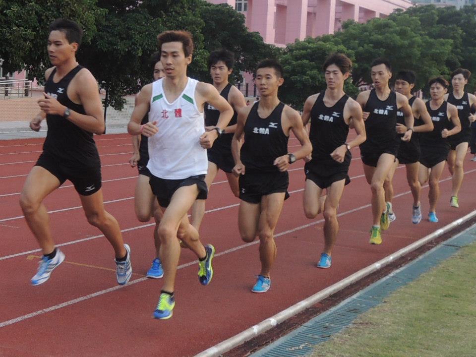 我在北體跑步的日子第二章-迎向陽明山下的落山風、閃過在跑道上散步的民眾,歡迎來到競技運動員的天堂。