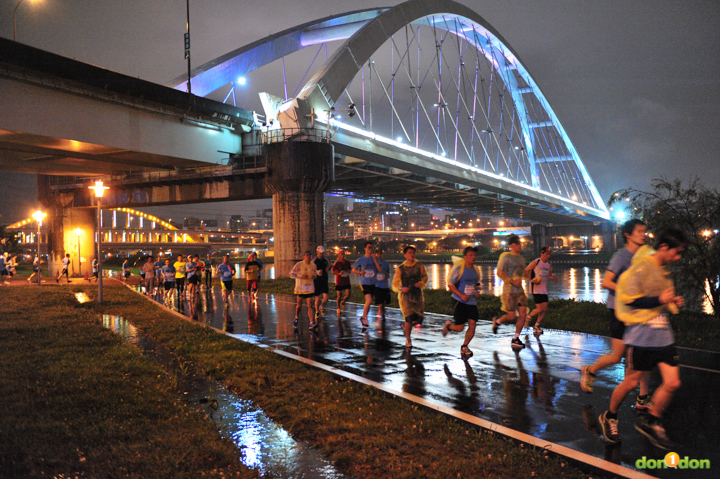 2013 PUMA螢光夜跑台北站,不跟著嗨才怪!