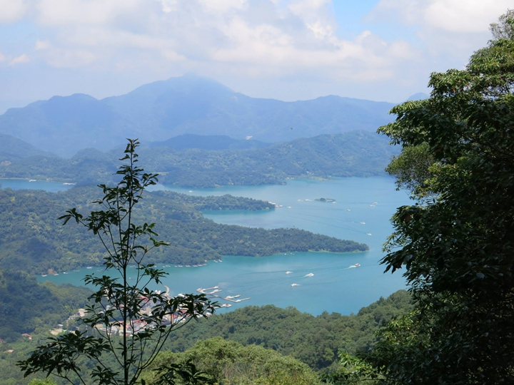 水社大山中途行經幾處觀景台,可遠眺日月潭