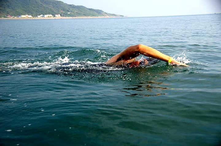 穿著背心式防寒衣不太需要調整既有的游法。(圖片來源:吳燿宇)