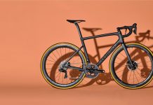 更輕、更快、更好的操控性能 – TARMAC DISC碟煞競賽公路車