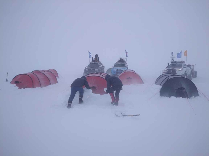長征隊遇上暴風雪打亂節奏,連搭帳棚都極為不易,挑戰困難重重