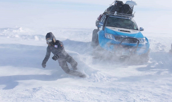 暴風雪風速極強,宥勝連站都站不穩