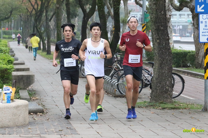 士翔是4:50/km的配速列車,帶領跑者配完15km