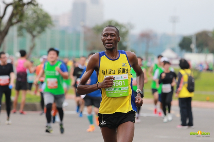 亞軍是James Munyi Maregu,時間為02:23:55。