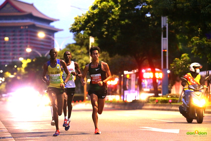 這次非洲選手來勢洶洶,囊括了全馬組總排前5。