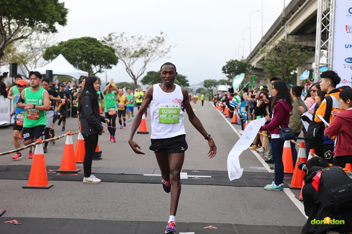 Nzyoki Francis Kioko用02:22:49的時間拿下渣打馬拉松男子冠軍。