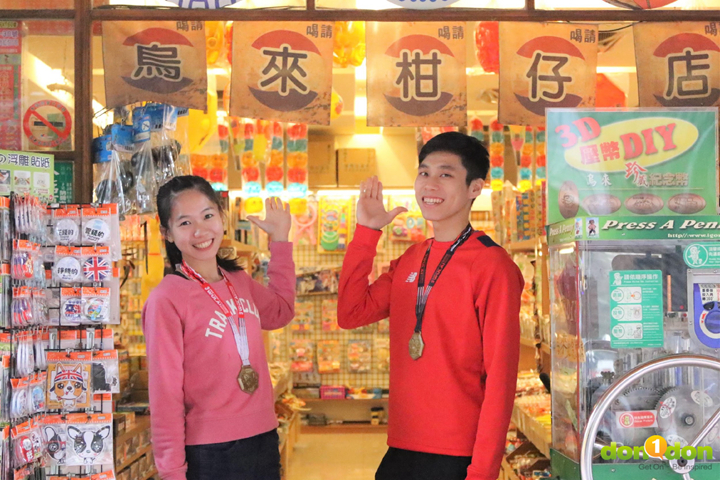 烏來老街上傳統又復古的柑仔店。
