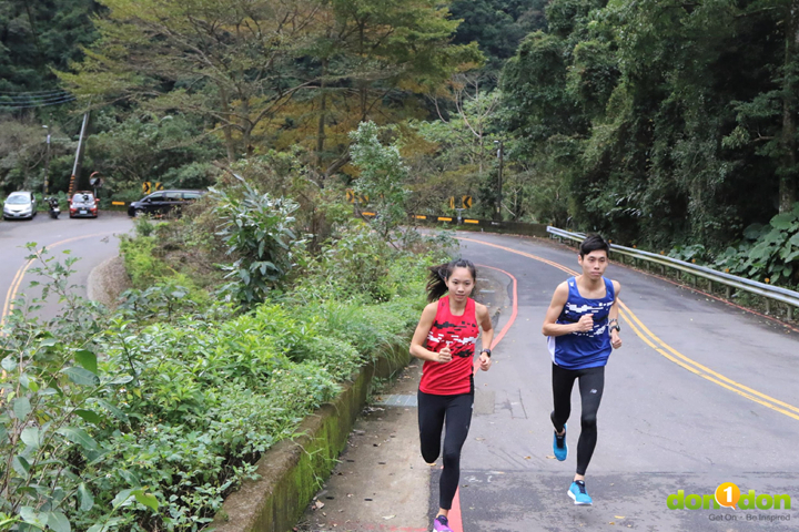 特別邀請外號「長跑神鵰俠侶」的陳秉豐和張芷瑄,體驗5月5日開跑的烏來峽谷馬拉松。