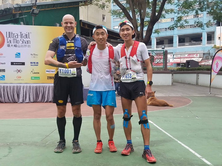 左:Gediminas Grinius,中:閻龍飛,右:鄧國敏,皆會出賽港百越野賽。