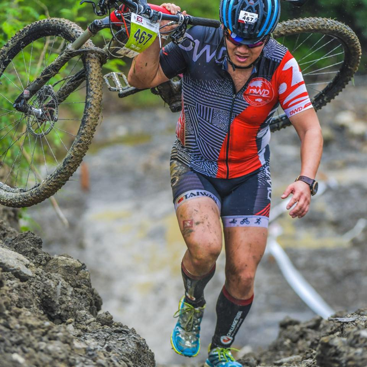 XTERRA的選手奔馳於墾丁國家公園內,連扛車也很帥。(圖為林定威)