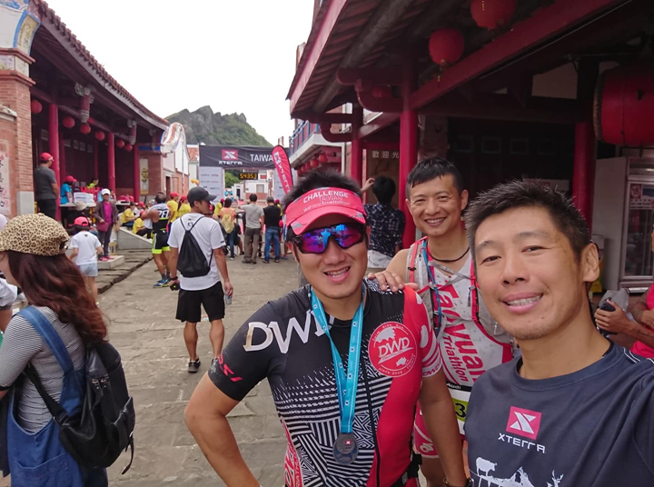2018 XTERRA賽後三人興奮地合照,期待今年亦能順利完賽。(左起林定威、姜柏里、吳志聖)