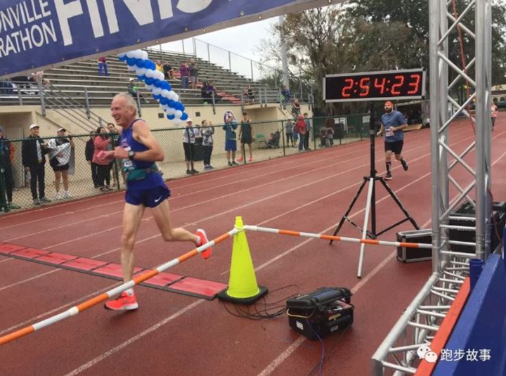 Gene Dykes 跑出 02:54:23的成績,創下分齡70-74歲組的紀錄。