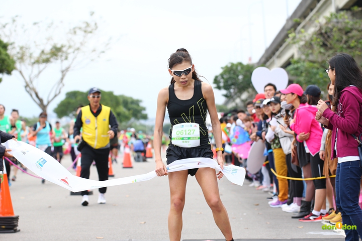 蔡雅安以02:58:24的成績拿下女子全馬組總排第二。