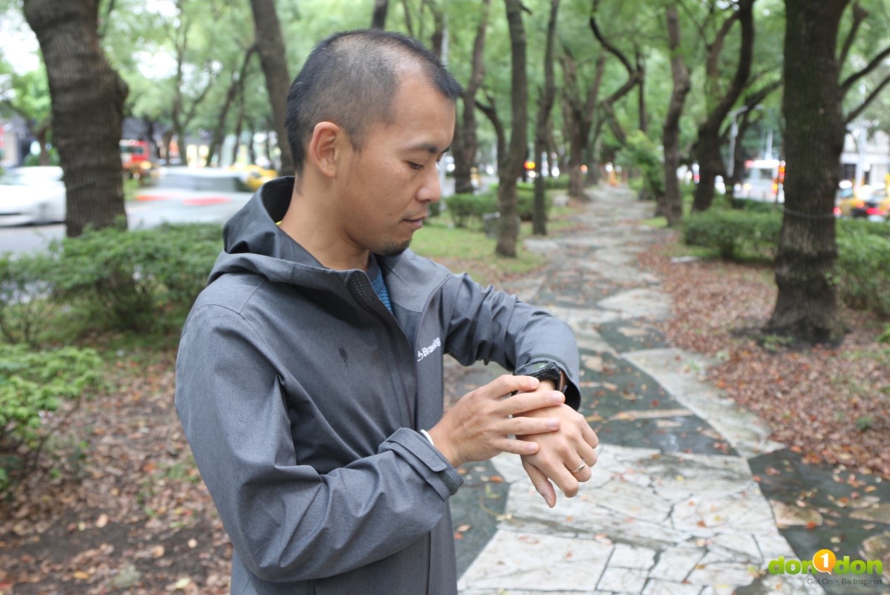MW Watch 2 心率三鐵錶顧名思義是針對三鐵等運動族群而設計的,內建高效能晶片,即使在訊號薄弱的地方也能快速定位
