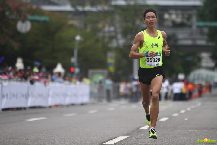 去年富邦台北馬拉松負傷出賽,以兩小時四十分與謝千鶴先後踏入終點的何盡平