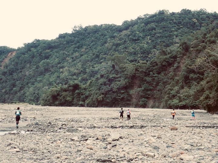 台東端的浸水營盡頭是一座吊橋,吊橋下是一望無際的河床 Winn Chen拍攝提供
