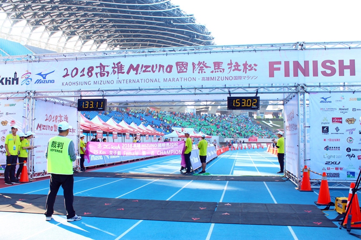 高雄馬拉松賽事終點設在世運主場館,相當熱鬧。