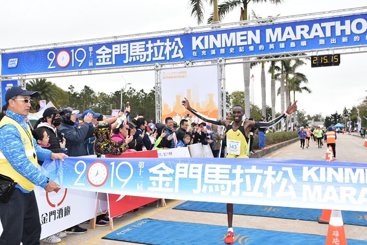 肯亞選手George Mbugua Ngure以2小時15分16秒全馬組封王,圖片來源:中華民國路跑協會