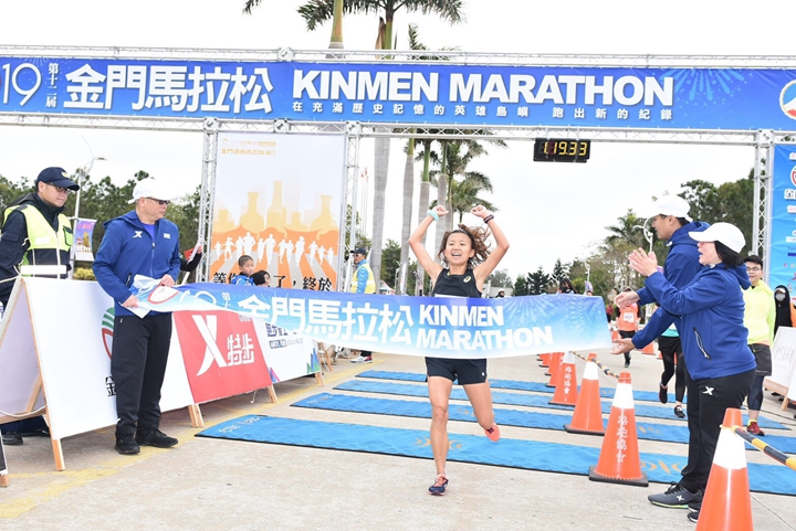 蘇鳳婷突破個人最佳成績1小時19分33秒拿下半馬女子冠軍,圖片來源:中華民國路跑協會
