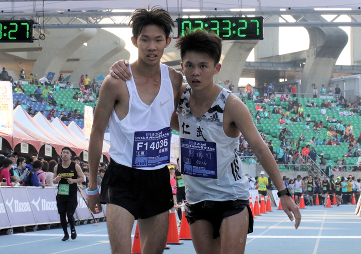 仁武高中訓練團隊的兩位隊友鄭瑞竹跟吳睿恩先後進入終點,分別拿下國內第一二。