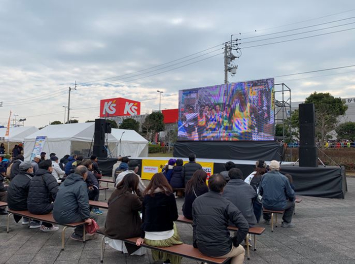(圖:場外也有直播牆,讓親友們觀賞)