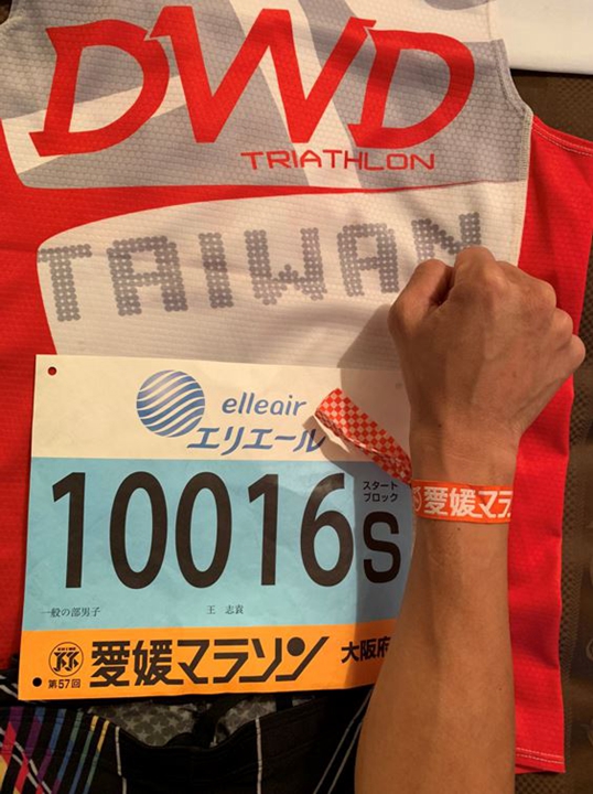 (圖:選手手環是個橘色絲帶,挺特別的)