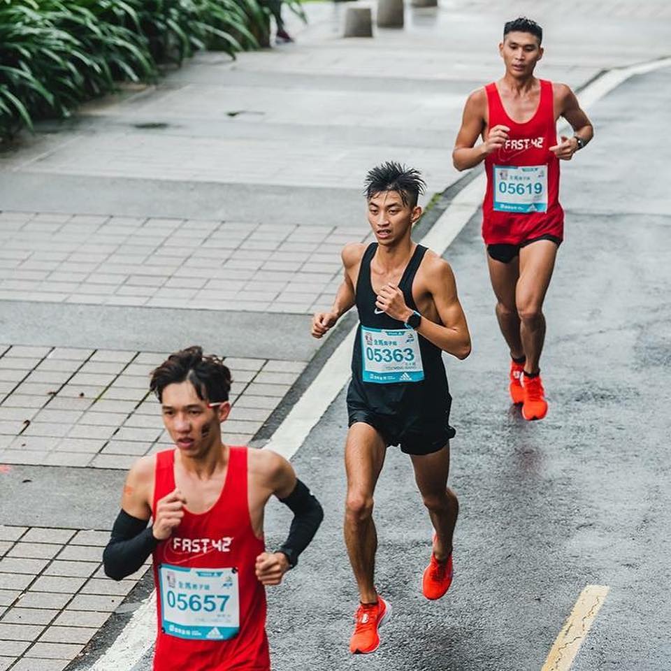 2018年臺北馬拉松,徐君宇最後跑出2小時43分56秒的成績