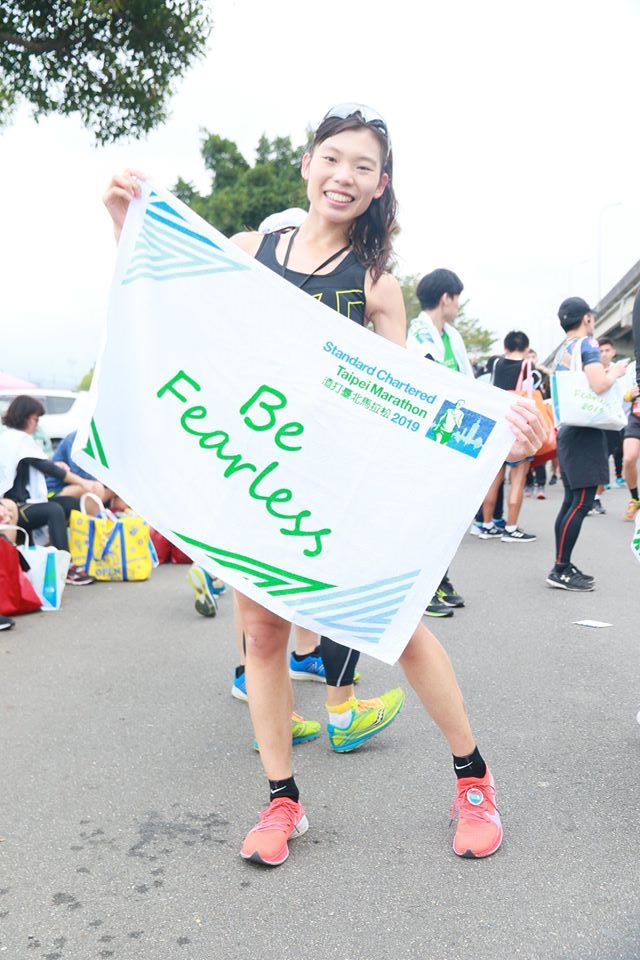 非運動科班出身的素人跑者蔡雅安,透過後天的努力與堅持,多次在馬拉松、路跑場上跑出佳績。