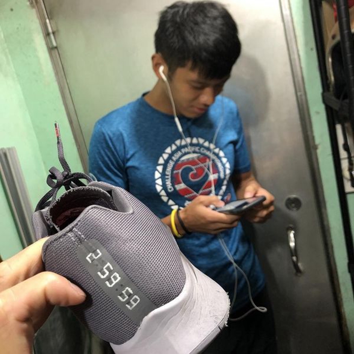 為了要習慣4%但又不能一直穿怕磨耗太快,買了雙Zoom Fly,還在後面寫上破3的秒數