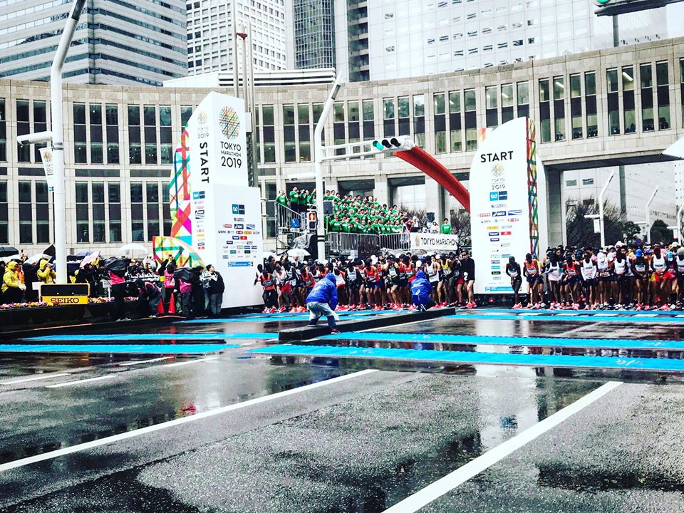 起跑前一秒,跑者們壓著腕上的錶(Credit: Tokyo Marathon)