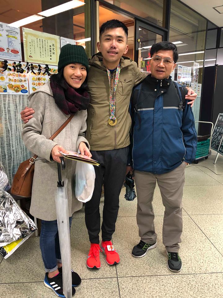 賽後跟家人的合照,老爸的臉也是凍傻了吧
