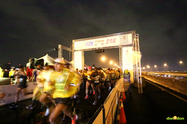 連續舉辦25年的台北國道馬拉松,在3月10日早上雨勢不停的情況下鳴槍起跑。