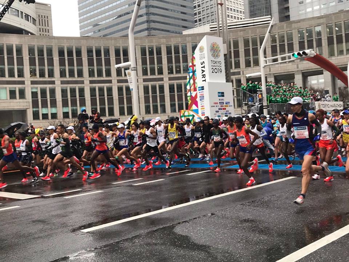 全馬跑者在東京都廳前盛大起跑,圖片來源:Tokyo Marathon。