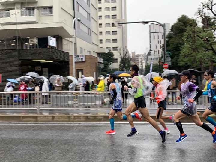 陳囿任(螢光色背心)帶領曹純玉突破全國馬拉松女子紀錄,圖片來源:森林跑站。