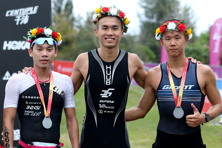 總排前三名,左 : 陳智禎、中 : 羅亮添、右 : 錢亮學。