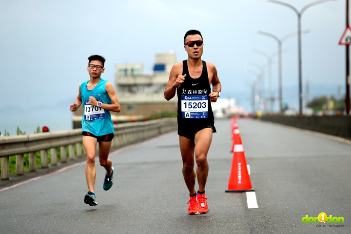 國內男子總四李智群,跑出02:40:37,個人萬金石的最佳成績。