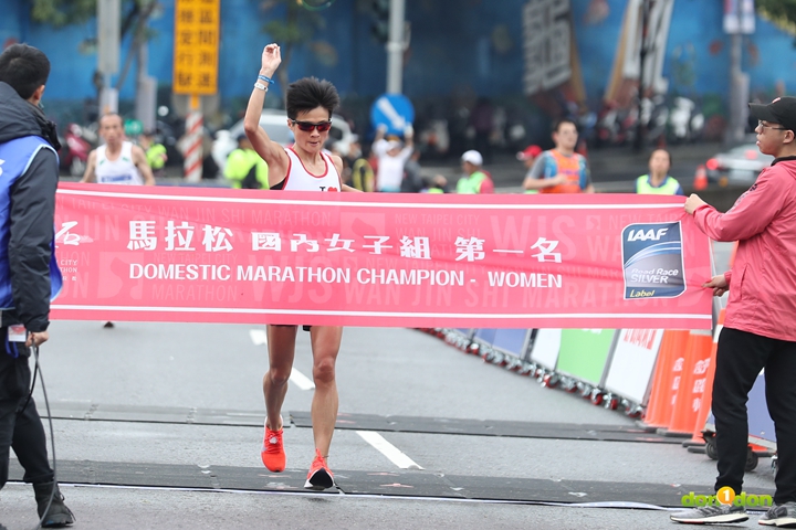 蔡昀軒繼渣打馬之後再度拿下國內總排女子第一名,時間是02:57:41。