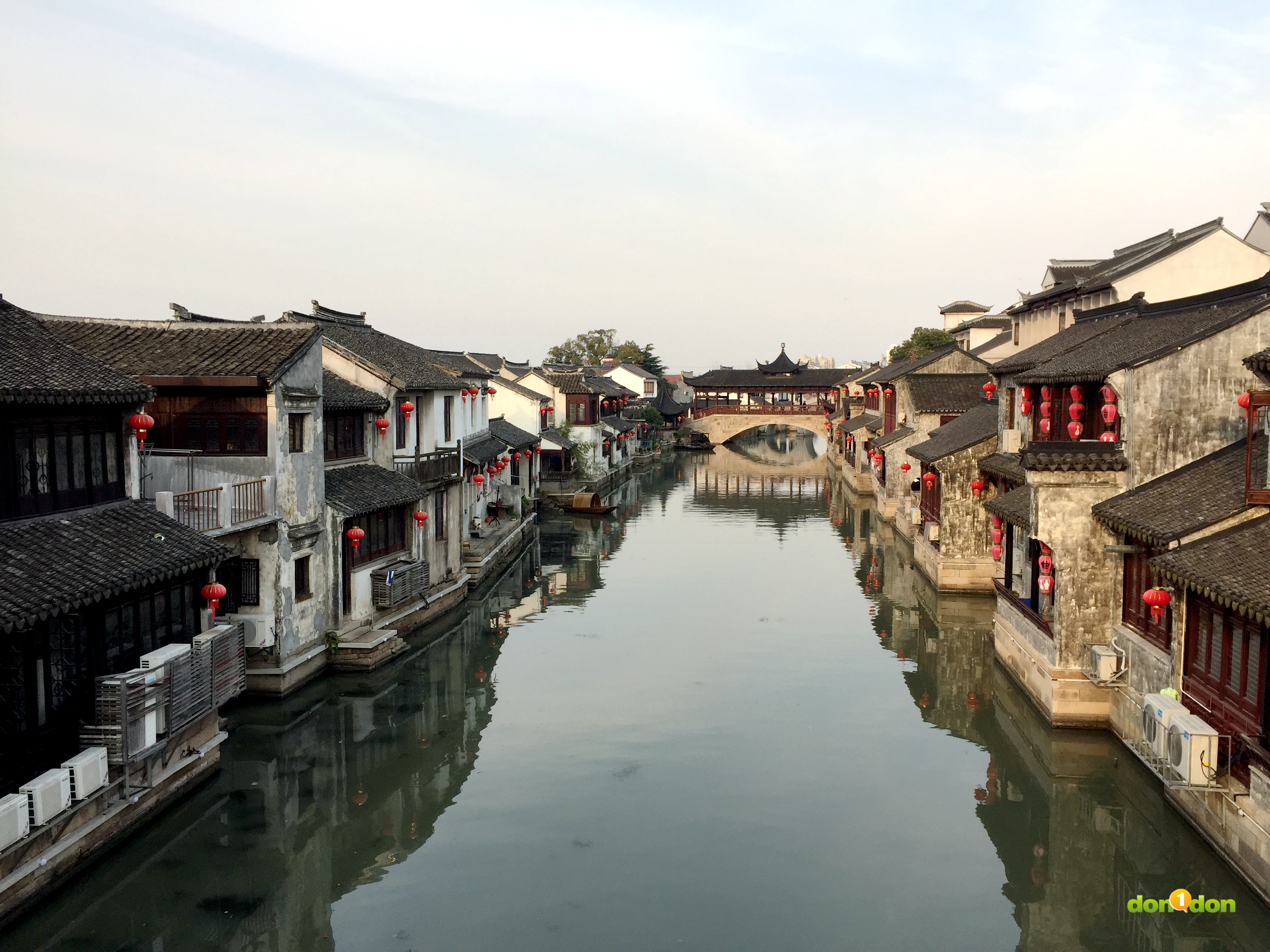 建築於光緒年間的巴城,倚偎著湖泊,兩旁的街道狹窄巷弄
