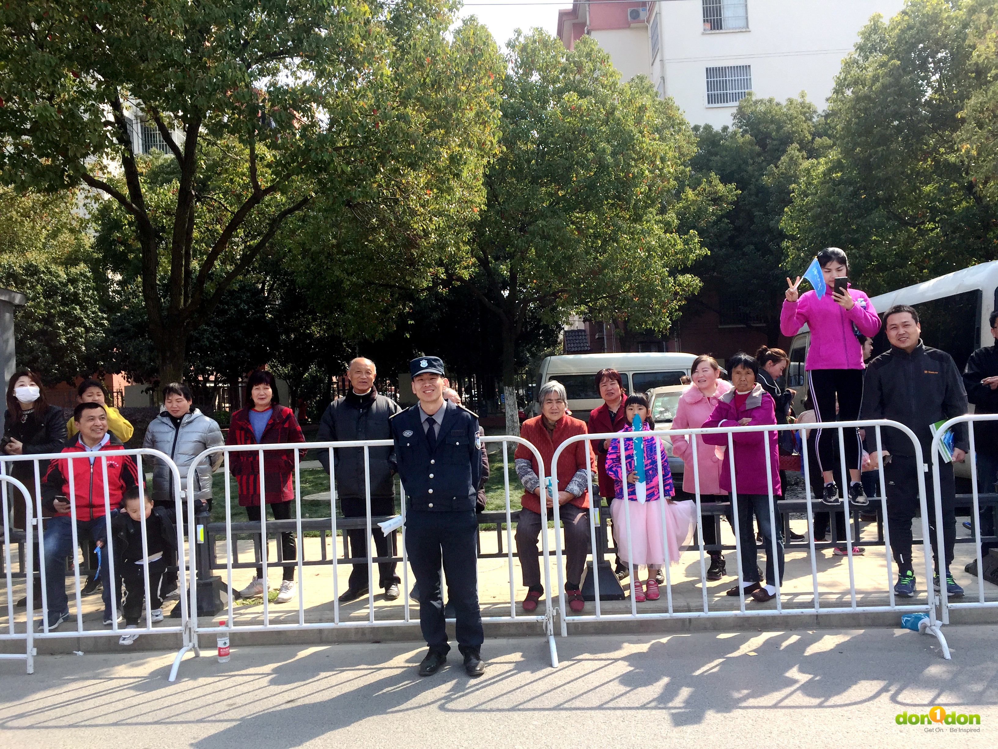 儘管市民們沒有親自參與賽事,但卻自發性地為跑者鼓勵加油