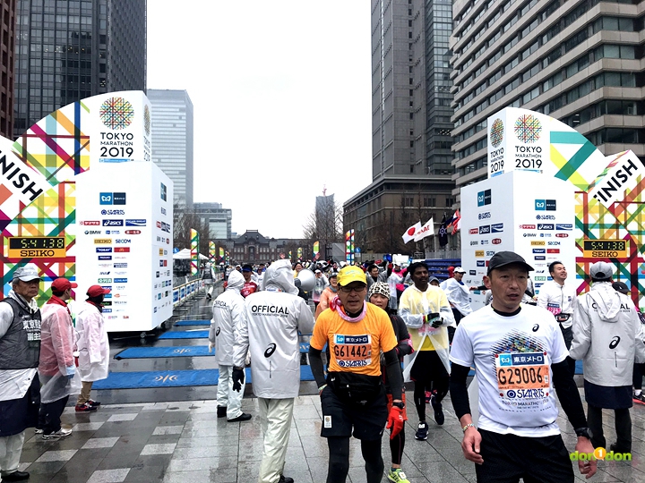 今天東京馬拉松天氣又濕又冷,讓選手們印象深刻。