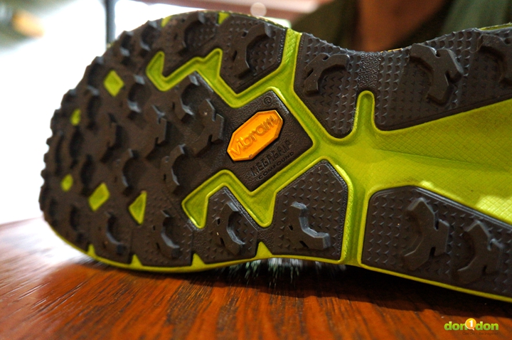 Vibram Megagrip Hi-Traction大底,可以有效抓牢不同地形的路面,也幫助跑者維持穩定性