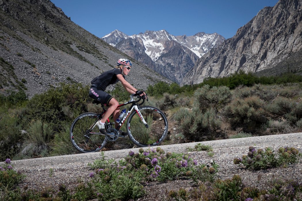 Kirsten Sweetland cycling in the Sierra Nevada © CHRISTIAN PONDELLA / RED BULL CONTENT POOL