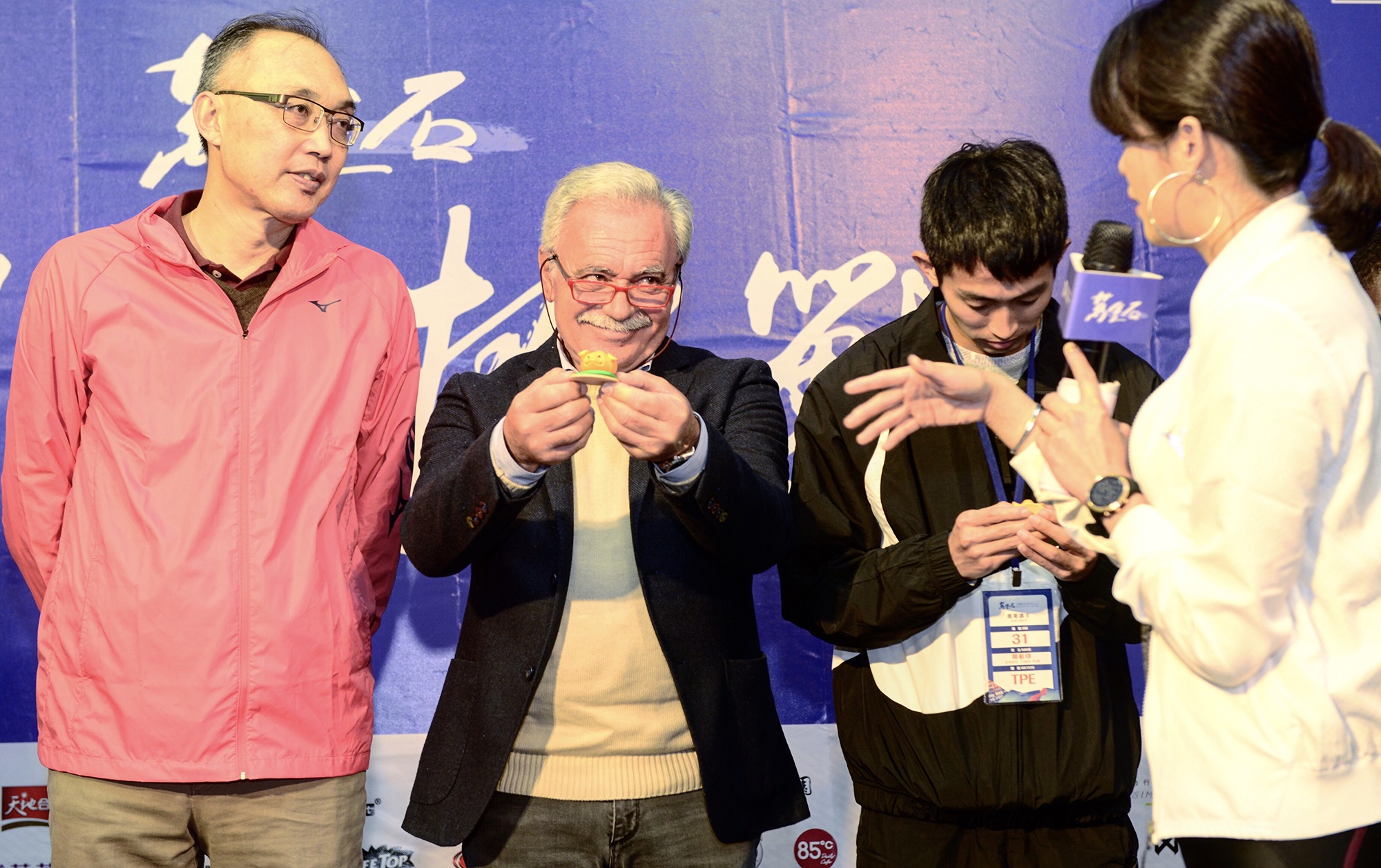 創意打造可愛「柿子豬」,取其音有「豬事順心」之意,一同希望萬金石馬拉松賽事諸事順利