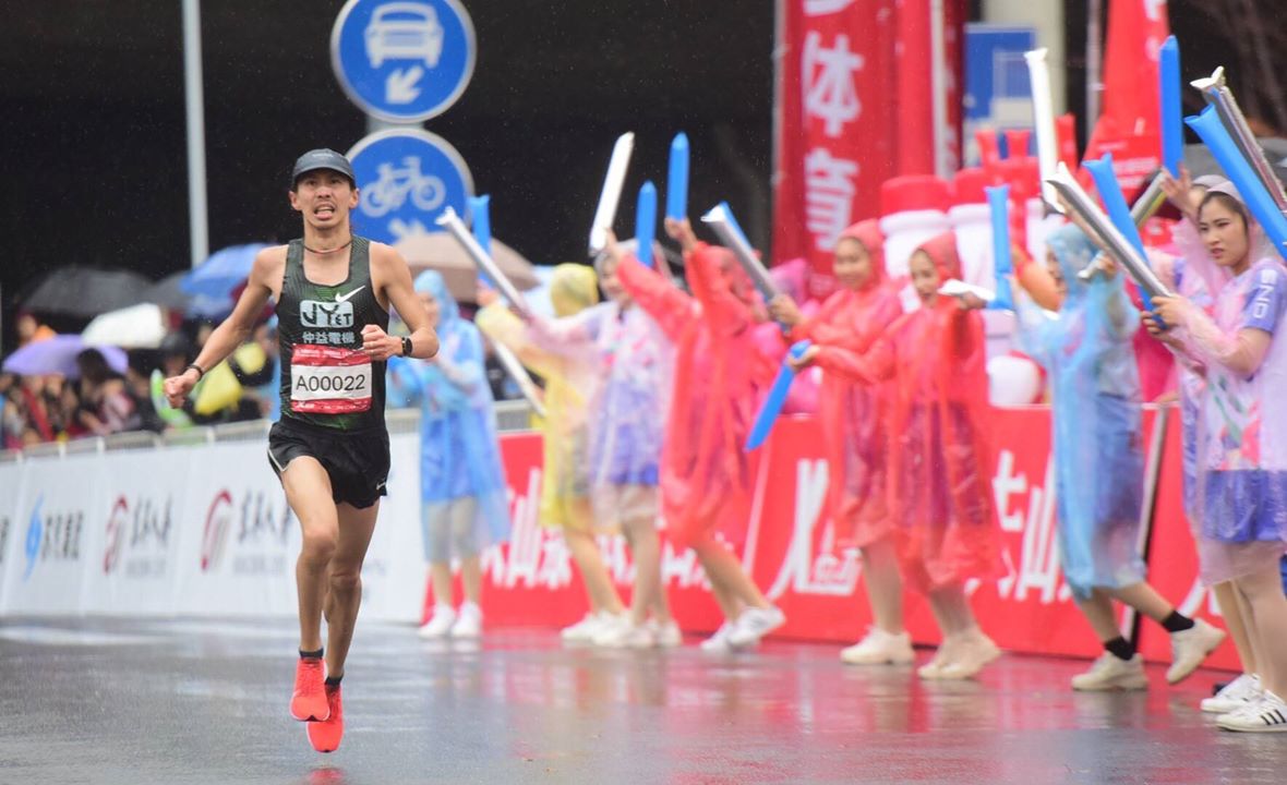 2018年底的蘇州太湖馬拉松,嘉哲跑出2小時18分49秒的成績。