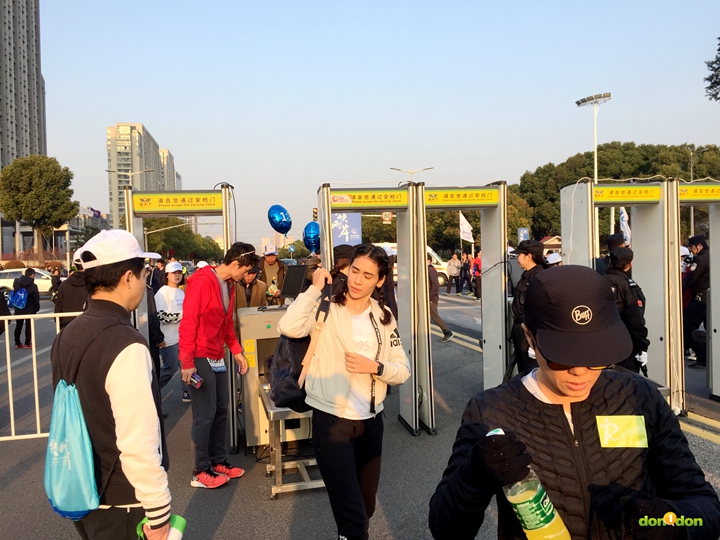 進入選手集結區除了要別上號碼布之外,還得進行人身檢測。
