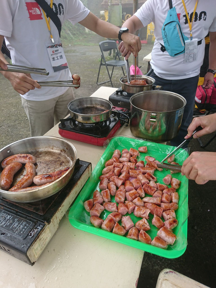 2019 TNF100 台灣國際越野跑挑戰賽米其林小吃首次跨足,特色補給站熱情相挺。(照片由北面提供)