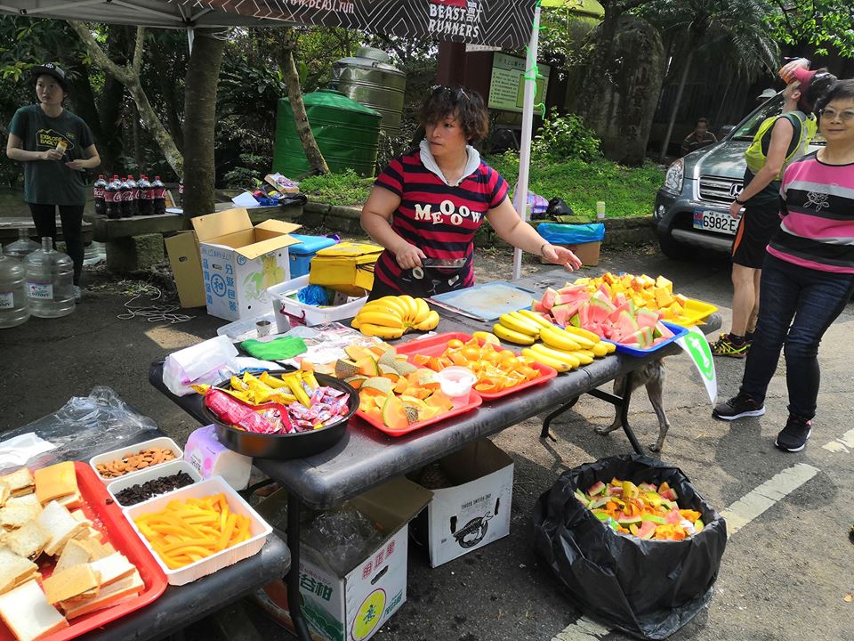 補給桌上滿滿的補給美食, 照片來源:Brad Lin