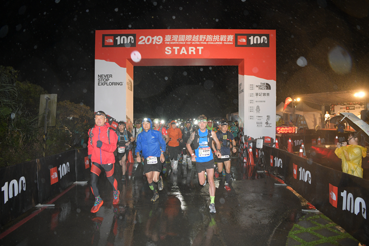 The North Face北面2019國際越野跑挑戰賽50K因天候因素,延後一小時於清晨五點開賽。(圖片來源:北面提供)